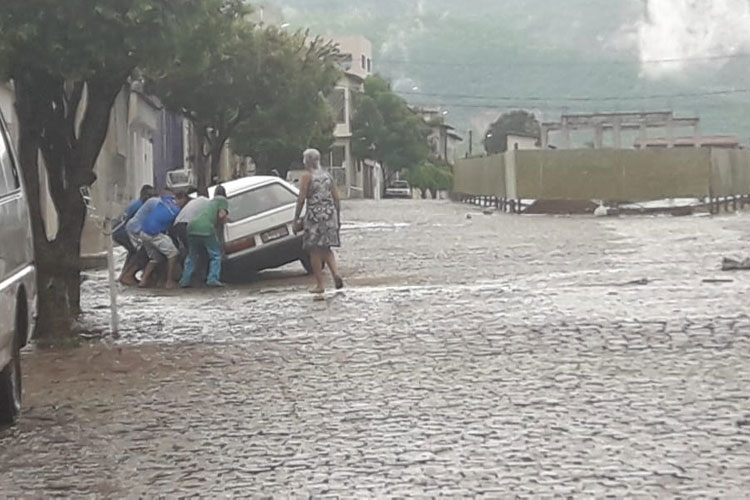 Carro cai em buraco que havia sido tapado há menos de 24 h pela prefeitura de Brumado