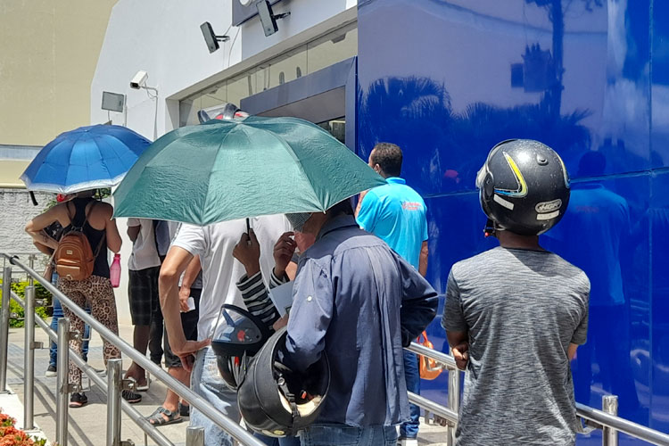 Filas no sol e falta de banheiro: Clientes cobram atenção das agências bancárias em Brumado