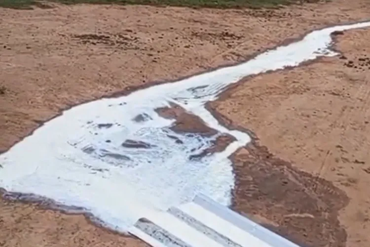 VÍDEO: Estrada intransitável leva produtor a jogar fora 2 mil litros de leite em Riacho de Santana