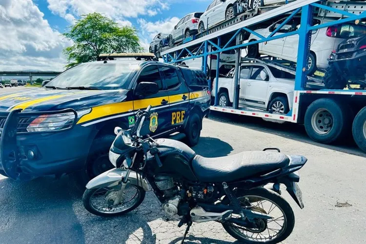 Jequié: PRF recupera motocicleta com registro de furto transportada em cegonha