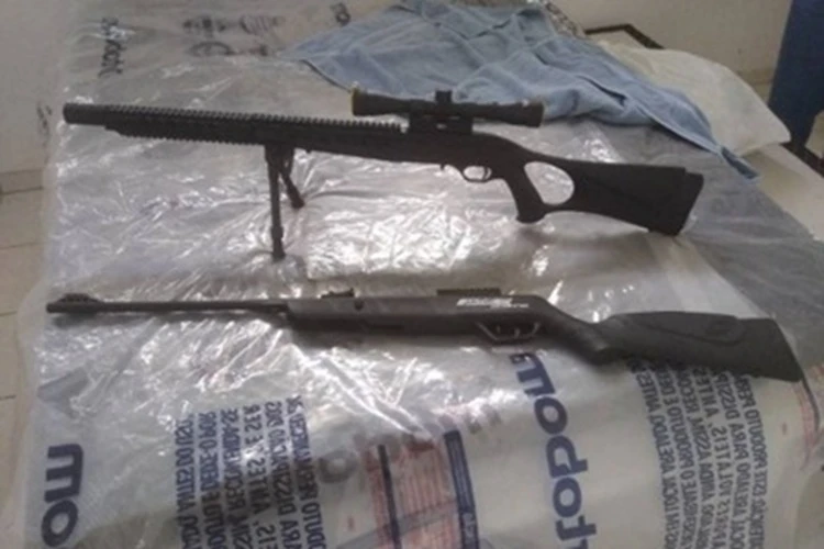 Mulher aciona Polícia Militar após encontrar duas armas em casa em Guanambi
