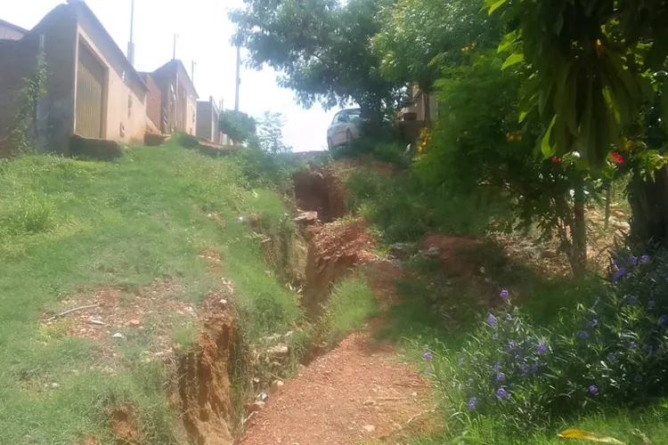 Livramento de Nossa Senhora: Prefeitura faz vista grossa e rua está intransitável há 7 anos