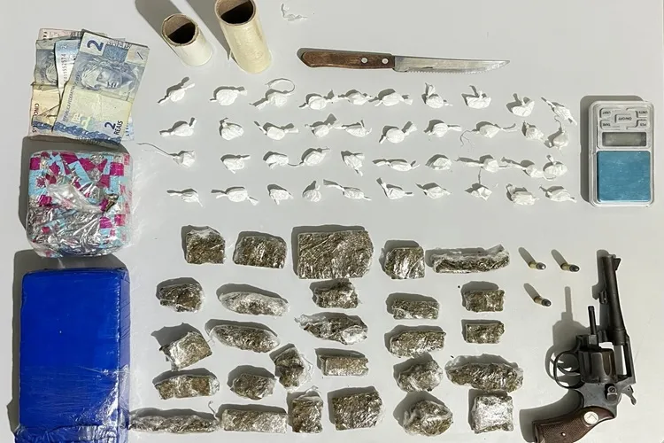 Homem é preso com arma, munições e drogas em Livramento de Nossa Senhora