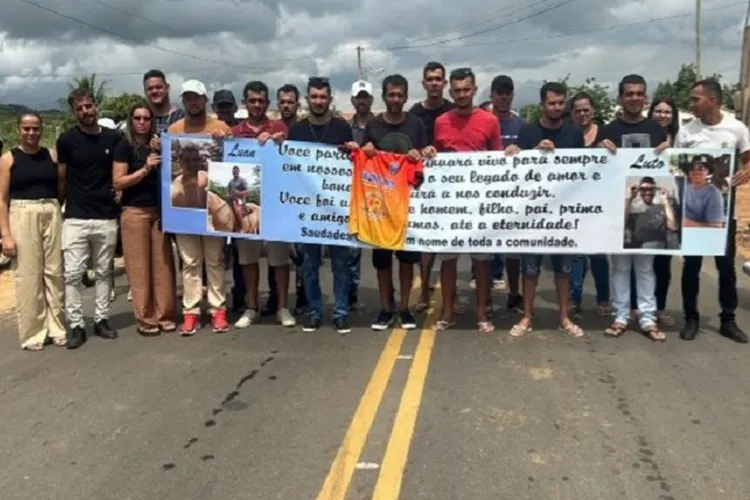 Sob forte comoção, jovem vítima de acidente de moto é sepultado em Dom Basílio
