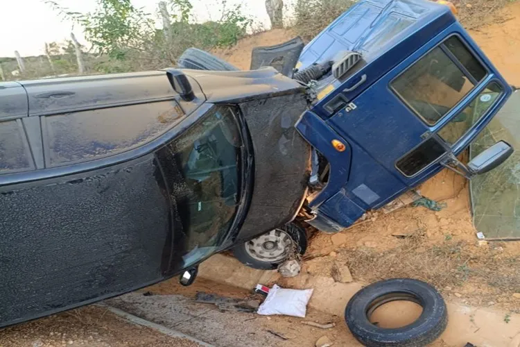 Guincho que transportava caminhão se envolveu em acidente na BA-263