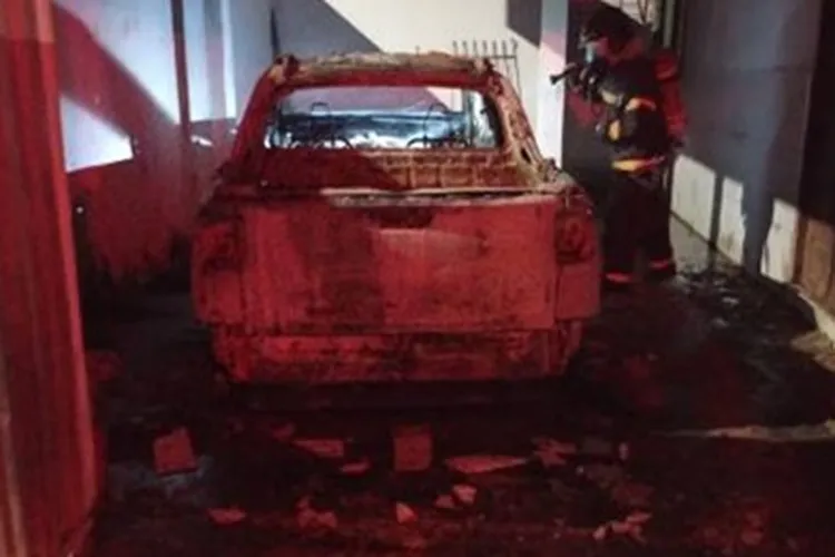 Incêndio destrói veículo dentro de garagem residencial em Guanambi