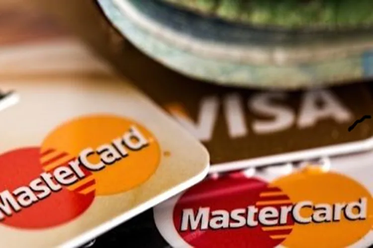 Juros do cartão de crédito rotativo avançam e chegam a 445% ao ano