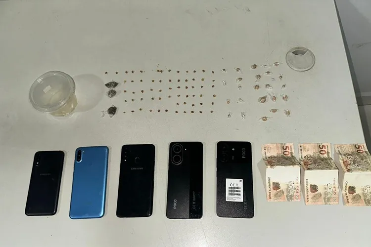 38ª CIPM apreende drogas e celulares em boca de fumo em Bom Jesus da Lapa