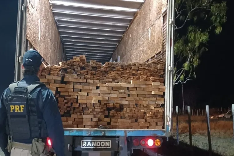 PRF flagra caminhão com madeira ilegal na BR-116 em Milagres
