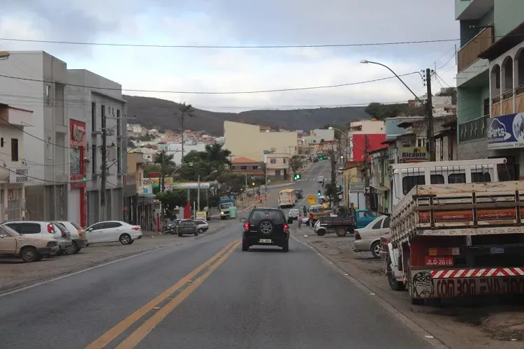Jovem fica ferido após perder o controle e colidir moto contra poste em Caetité