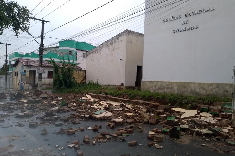 Parte do muro do Colégio Estadual de Brumado desaba com a chuva da madrugada deste domingo (05)