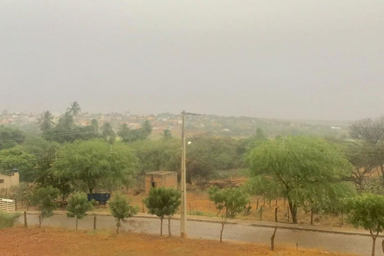 Moradores de Paramirim comemoram chuvas após longo período de seca