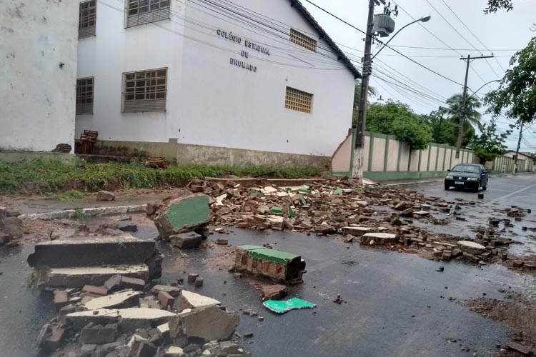 Parte do muro do Colégio Estadual de Brumado desaba com a chuva da madrugada deste domingo (05)