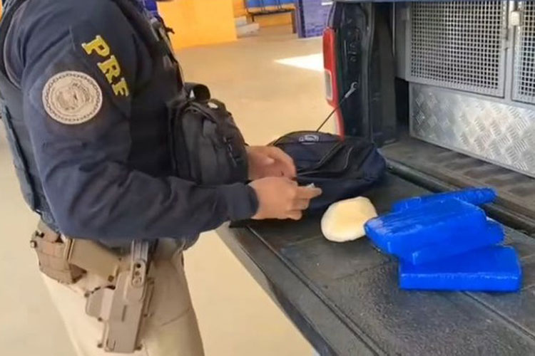 PRF apreende 5 kg de cocaína durante abordagem a ônibus em Vitória da Conquista