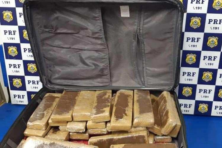 Vitória da Conquista: Jovem de 19 anos é presa em flagrante ao transportar 25 kg de maconha em mala