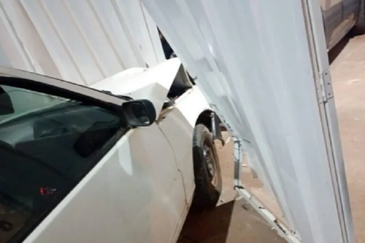 Uno perde os freios, invade casa e atinge outro carro em Maetinga