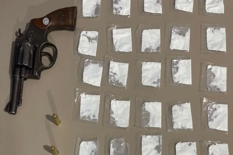 PM apreende revólver e drogas em povoado de Oliveira dos Brejinhos