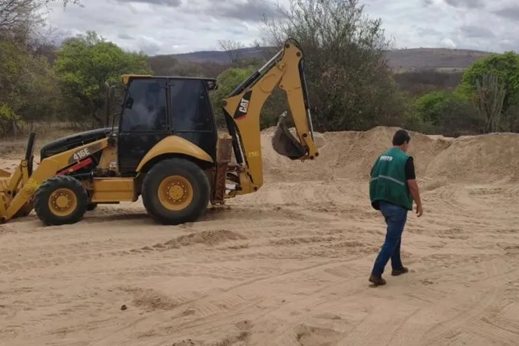 Ação conjunta flagra extração irregular de areia na zona rural de Brumado