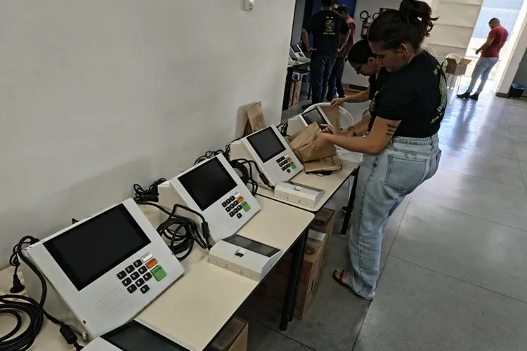 Brumado: 90ª Zona Eleitoral realiza a alimentação das urnas eletrônicas com fiscalização do MPE