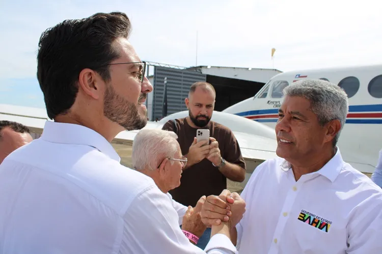 Condeúba: Prefeito agradece ao governador por obras e equipamentos para saúde e educação