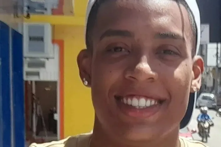 Vanderlan Barbosa, lateral do Bragantino, inicia projeto social em Brumado