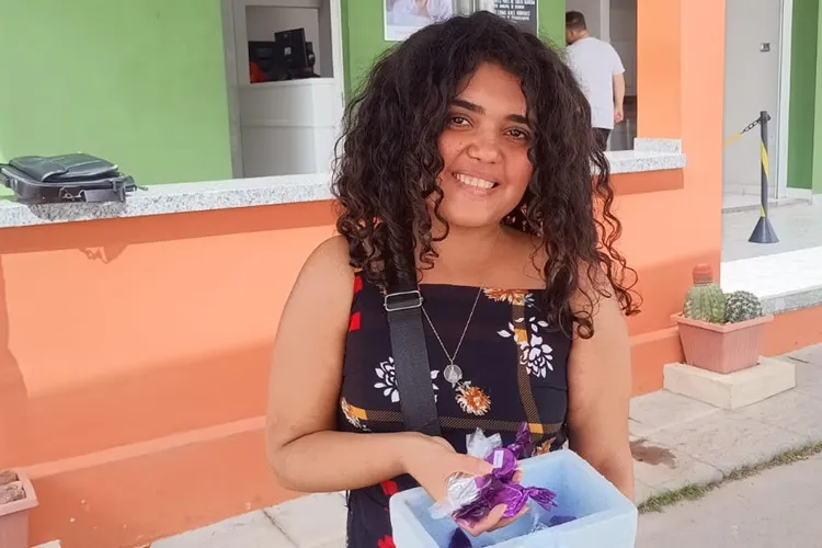 Sem oportunidades na área, biomédica vende trufas pelas ruas da cidade de Brumado