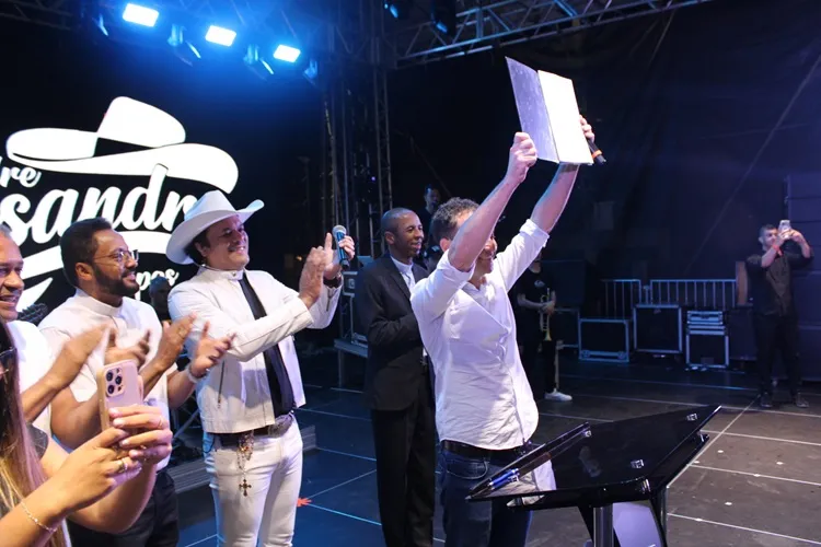 Prefeito e Padres celebram implantação do Dia da Tradição Católica em Brumado