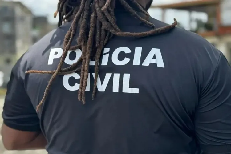 Jovem é presa após tentar mata filha bebê sufocada com travesseiro em Belmonte