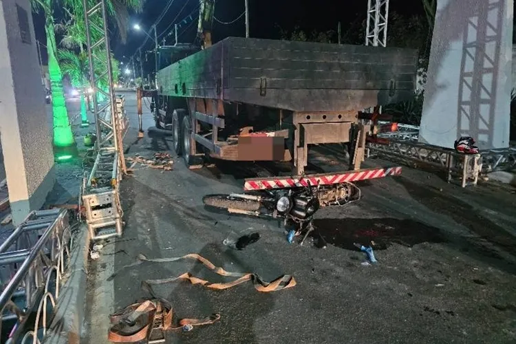 Jovem de 22 anos morre após bater moto em traseira de caminhão estacionado em Iuiu