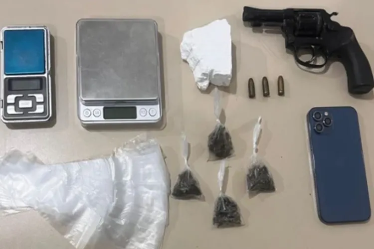 Paramirim: Homem é preso com revólver e drogas após tentar despistar a a Cipe Sudoeste