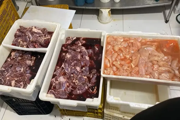 Cerca de 975 kg de alimentos impróprios para consumo são apreendidos em Lauro de Freitas