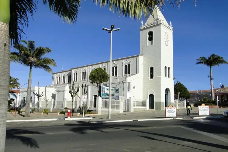 MP-BA dá 48h para prefeitura vistoriar e retirar barracas irregulares de praça tombada em Caetité
