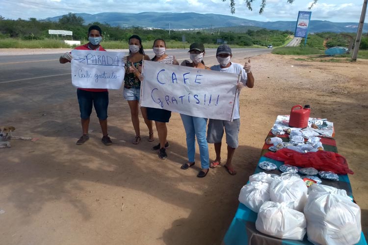 Brumado: Populares promovem café solidário aos caminhoneiros e condutores na BA-262
