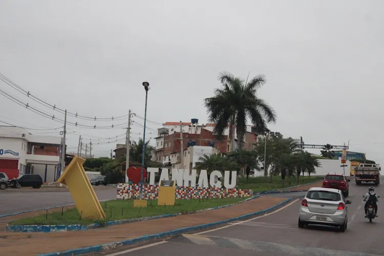 Bêbado, homem ameaça mãe centenária com machado e confronta PMs em Tanhaçu