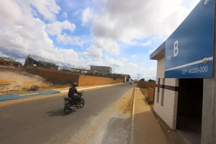 Jerônimo Rodrigues inaugura obras e assina projeto de infraestrutura em Condeúba