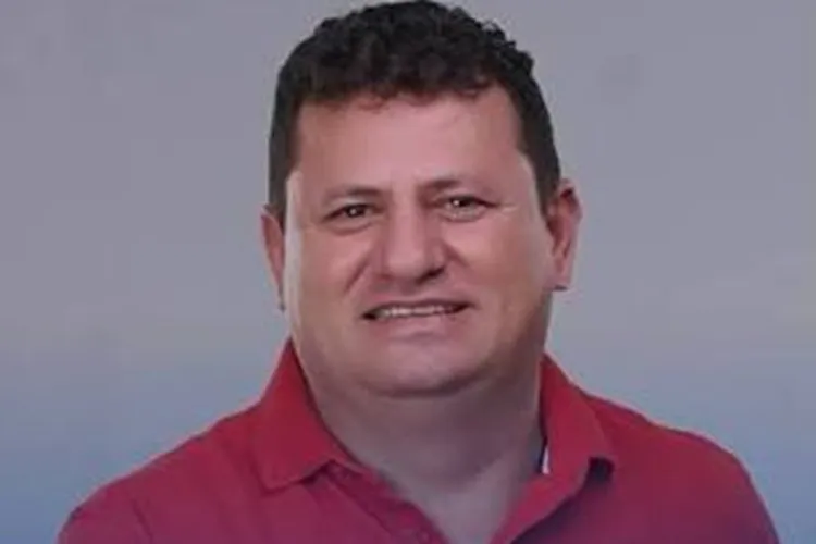 MP aciona prefeito de Caetanos por usar verba pública em uniformes com seu nome