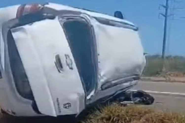 Homem morre e cinco pessoas ficam feridas após batida entre carros em Camaçari