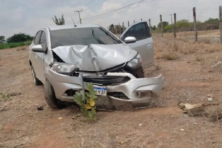 Mulher perde controle da direção e colide veículo contra cerca na BA-573 em Guanambi