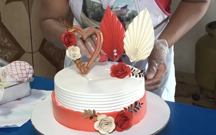 Mulher viraliza ao entregar bolos de forma inusitada no norte da Bahia