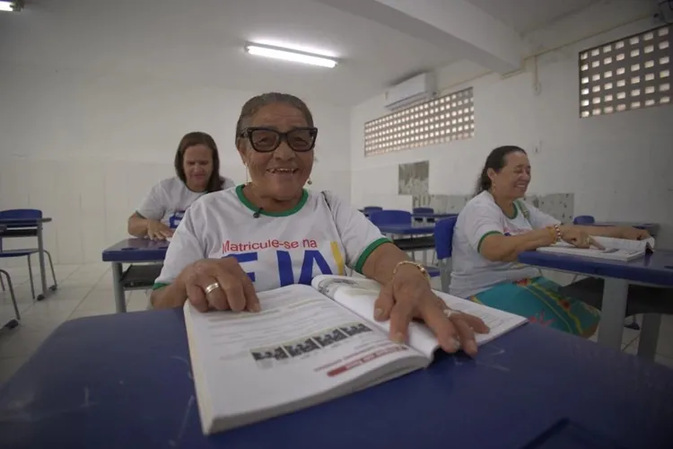 De idosa de 93 anos a detentos: Brumado expande EJA com auxílio de até R$ 1 mil e novas turmas