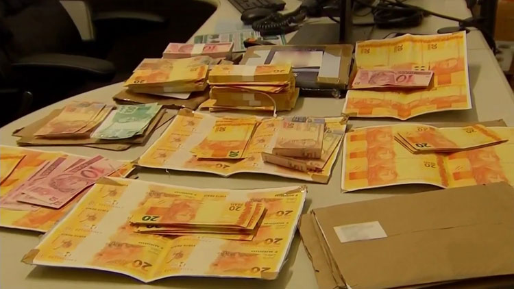 Homem é preso ao tentar enviar R$ 30 mil em notas falsas pelos Correios