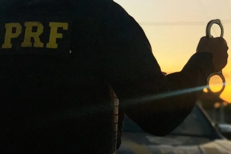 Jequié: Passageiros com mandados de prisão são flagrados em ônibus na BR-116