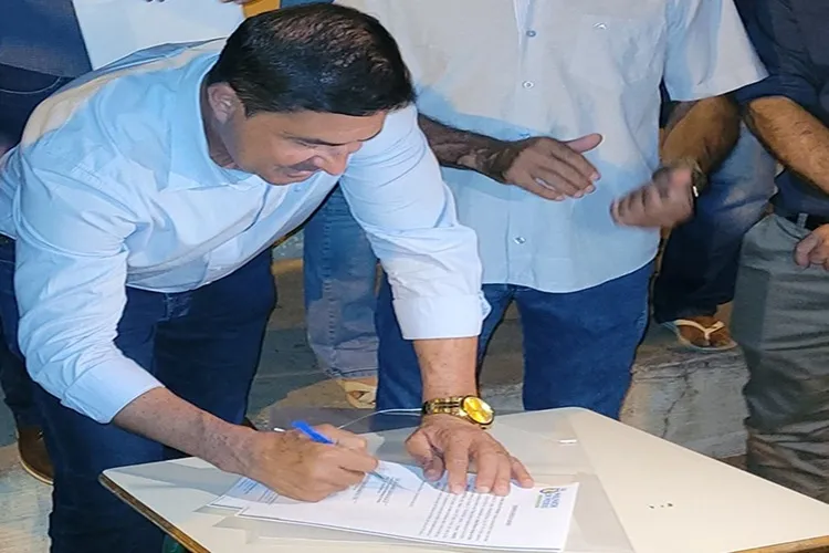 Prefeito autoriza construção e reforma de praças em Malhada de Pedras