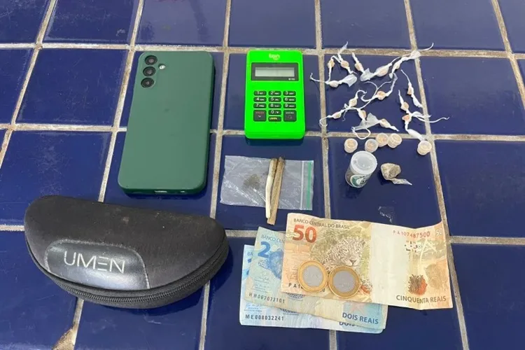 24º BPM apreende drogas e maquininha de cartão com suspeitos em Brumado