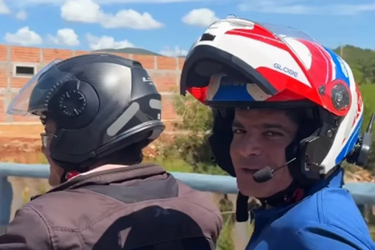 ACM Neto chega de moto a Macaúbas e participa de inauguração ao lado de Aloísio Rebonato