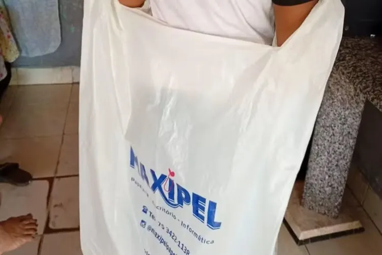 Alagoinhas: Criança autista é enviada para casa em sacola plástica e com fralda suja