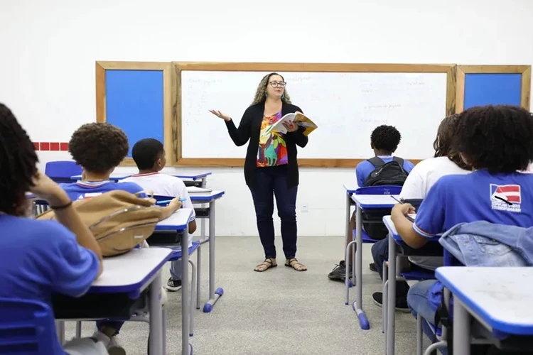 Governo da Bahia antecipa salário de novembro e 13º para servidores da educação