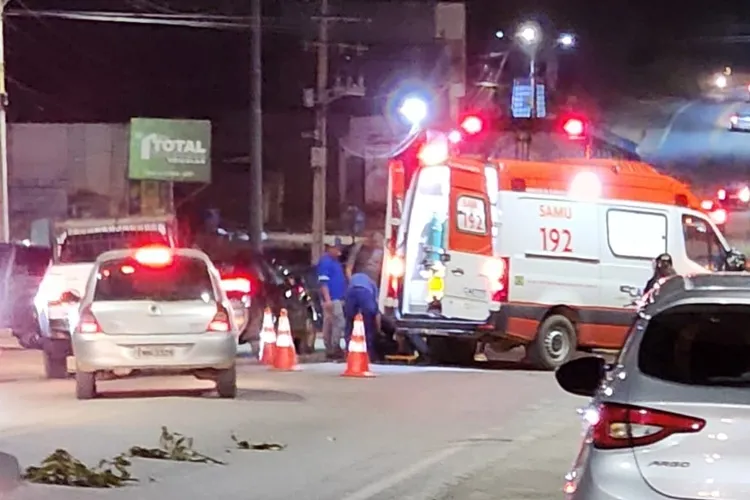 Motociclista é levado à UPA após batida com carro em avenida de Caetité