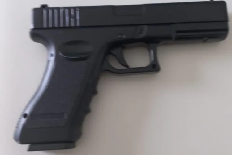 Polícia Militar apreende pistola de airsoft na Praça da Feira em Caetité