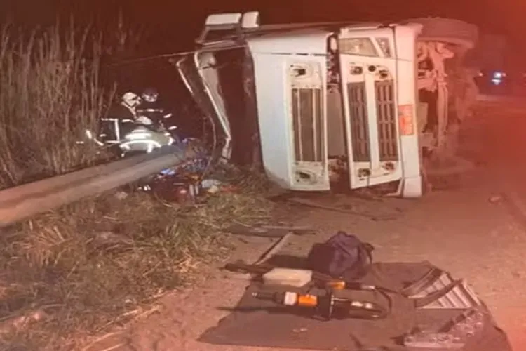 Motorista fica preso nas ferragens e morre após carreta tombar em Barreiras